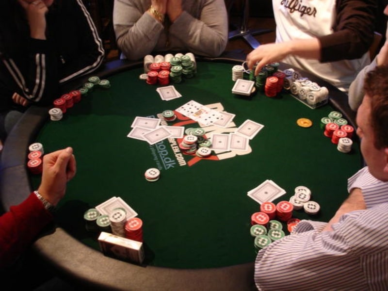 Trên ván bài không phải lúc nào bạn cũng chọn được vị trí trong poker có lợi